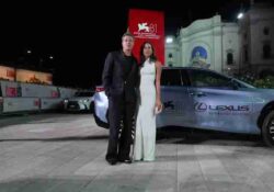 Brad Pitt and girlfriend Ines de Ramon make red carpet debut at Venice Film Festival, Video Screenshot, tags: und debüt auf dem roten teppich bei den filmfestspielen von - Youtube