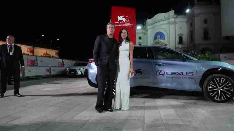 Brad Pitt and girlfriend Ines de Ramon make red carpet debut at Venice Film Festival, Video Screenshot, tags: und debüt auf dem roten teppich bei den filmfestspielen von - Youtube